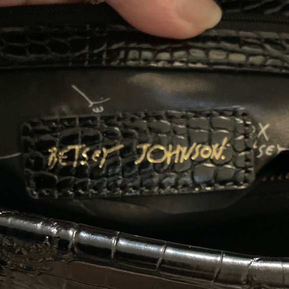 Betsy Johnson NWT croc & skull embossed, 7 inch detachable key chain - Picture 7 of 7